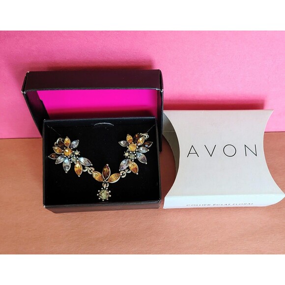 Avon Sparkling Floral Necklace Statement Jewelry Silver Tone Crystal Boxed Gift - Picture 7 of 16